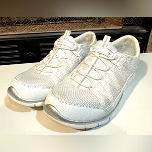 Sketchers women’s size 8 sneaker